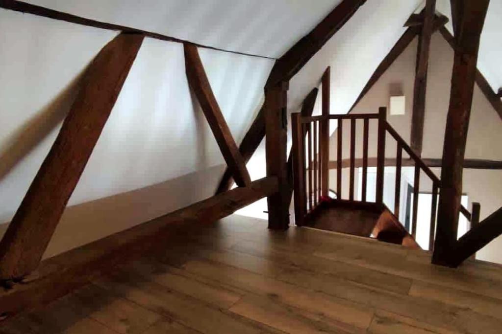 Duplex Atypique Dans La Cite Medievale Laon Exterior photo
